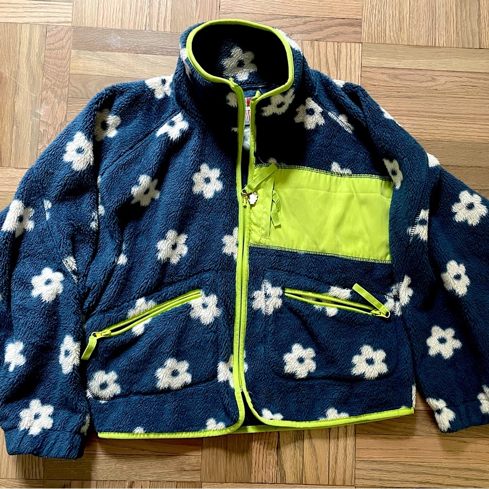 Great condition oversized URBAN OUTFITTERS fleece sweater/ jacket, Size S girls